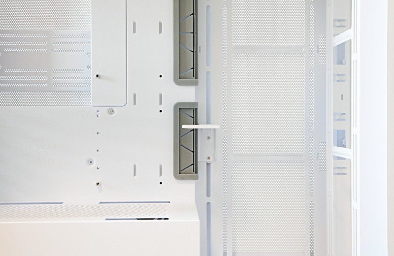 夏日将至宜清凉，Tt钢影·透E-ATX海景房纯白机箱装机体验来了