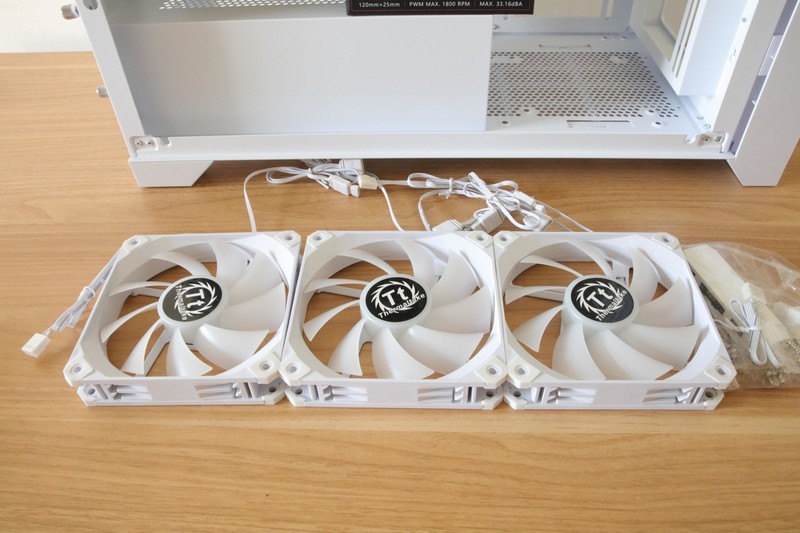 夏日将至宜清凉，Tt钢影·透E-ATX海景房纯白机箱装机体验来了