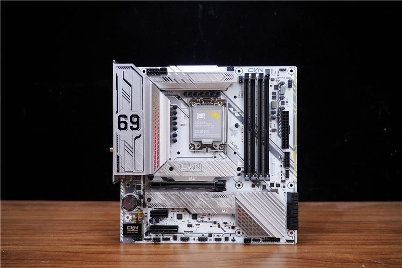 新机分享，能玩游戏能办公，七彩虹CVN Z690M主板这个“地基”不错
