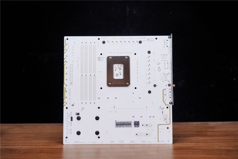 新机分享，能玩游戏能办公，七彩虹CVN Z690M主板这个“地基”不错