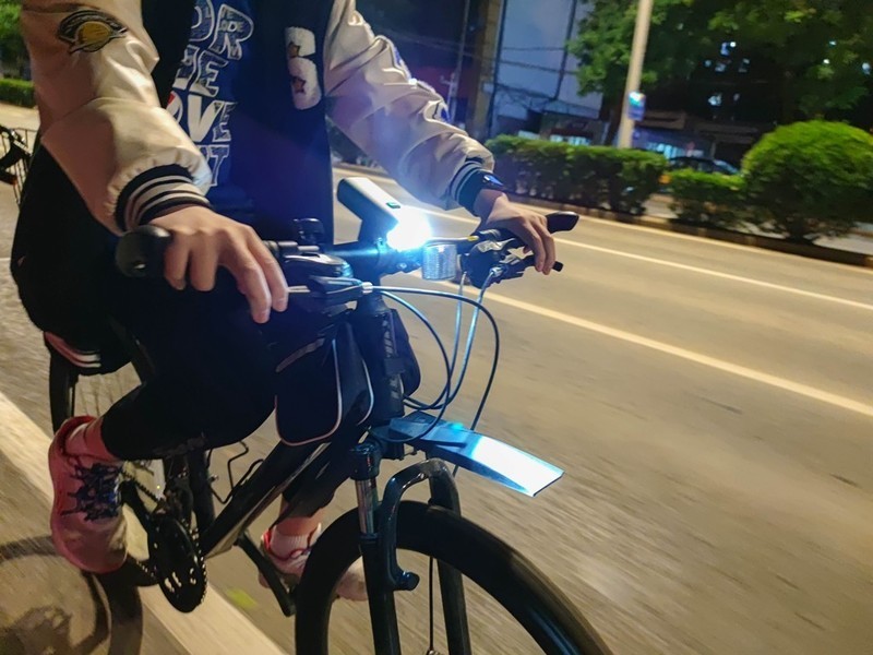 迈极炫RN3000自行车灯：3000流明、62小时续航，还能当充电宝