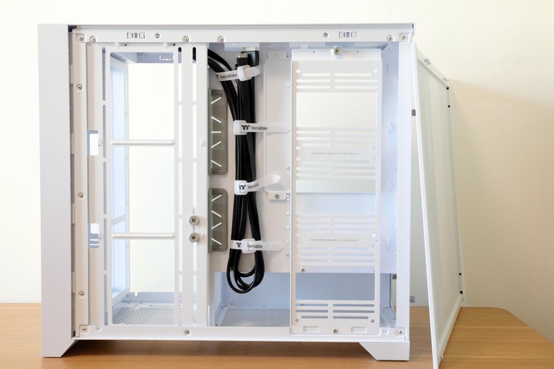 夏日将至宜清凉，Tt钢影·透E-ATX海景房纯白机箱装机体验来了