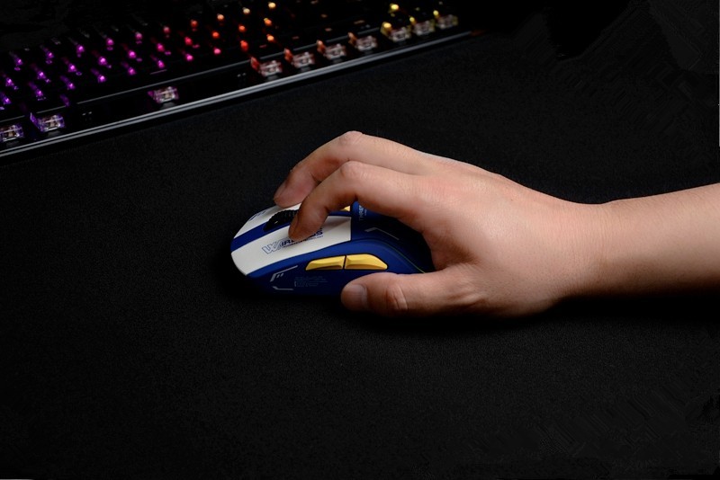 88g、无线三模、磁吸充电底座，达尔优A950，机甲爱好者的新玩具