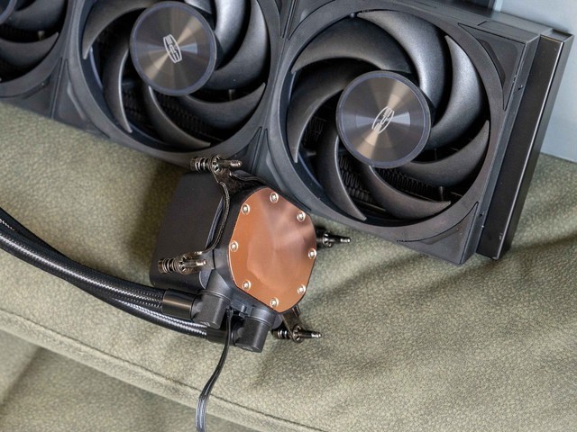 八年质保，一个顶两，超频三银翼DT360水冷首发测评