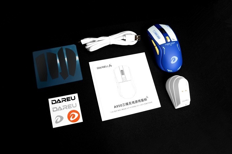 88g、无线三模、磁吸充电底座，达尔优A950，机甲爱好者的新玩具