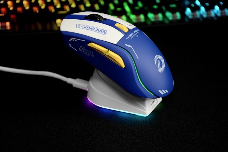 88g、无线三模、磁吸充电底座，达尔优A950，机甲爱好者的新玩具