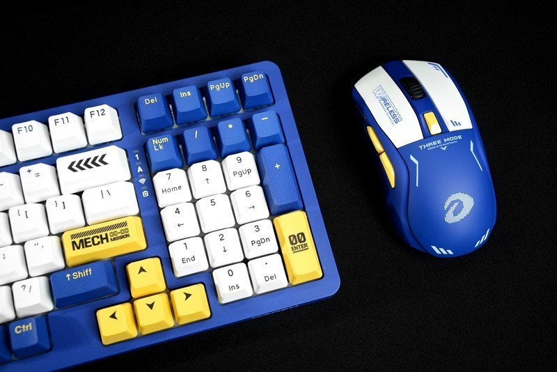 88g、无线三模、磁吸充电底座，达尔优A950，机甲爱好者的新玩具