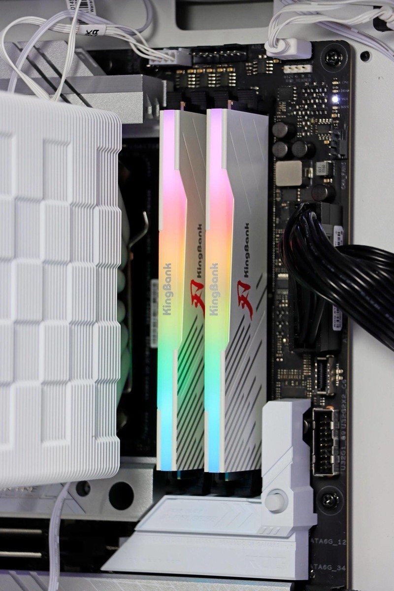 金百达 白刃 DDR5 6800 24G*2 RGB 搭配 AMD 8700G 怎么样？