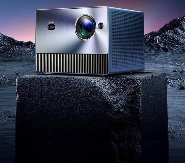 徕卡官网上线三色激光智能投影 网友：长得好像Vidda C1 我已用上C2