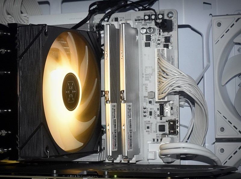 质价比满满 金百达M-die银爵6000随便超6800