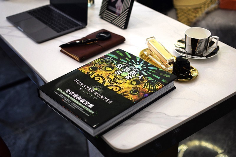 560页超大规模设定资料《寻迹 怪物猎人 世界》