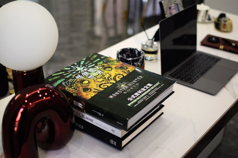 560页超大规模设定资料《寻迹 怪物猎人 世界》