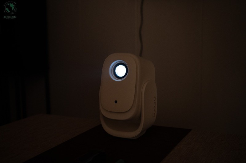 百元级家庭影院新选择，小空间也有大视野，哈趣Q1投影机体验