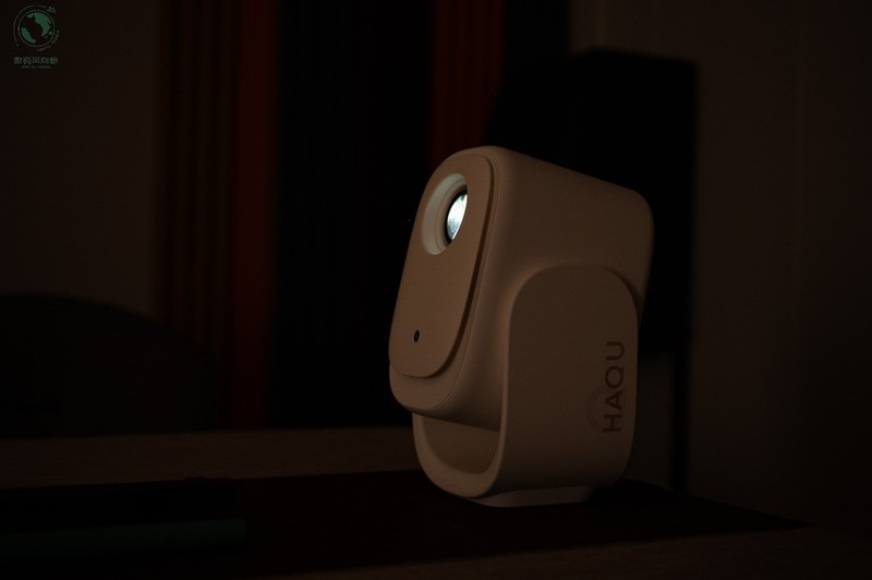 百元级家庭影院新选择，小空间也有大视野，哈趣Q1投影机体验