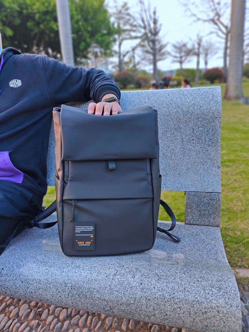 商务与休闲的神器——地平线 8 号 15.6 英寸MOMENT 系列旅行背包