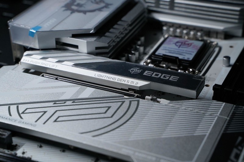 纯白战神来临 微星MPG Z890 EDGE TI WIFI主板开箱