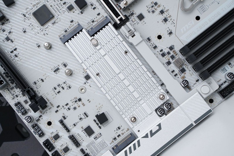 纯白战神来临 微星MPG Z890 EDGE TI WIFI主板开箱