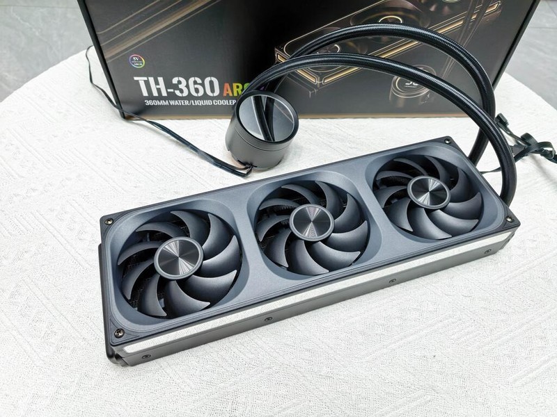 首创水冷连体式风扇，乔思伯TH-360水冷散热器颜值与性能兼顾