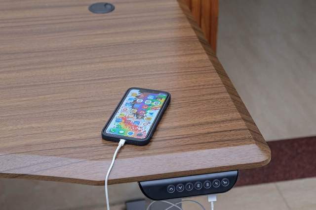 久坐腰酸背痛，乐歌电动升降桌E5S坐站循环交替，让腰背透个气