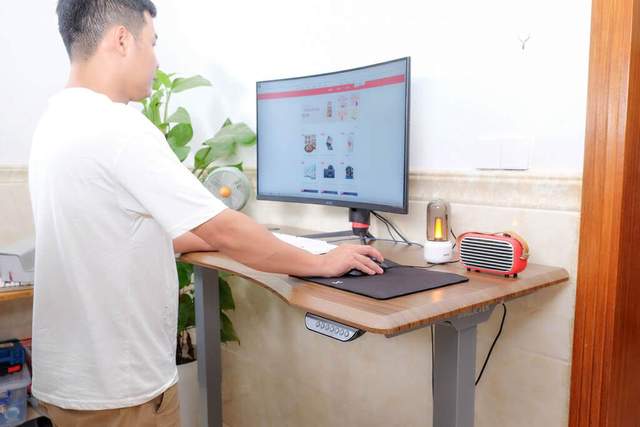 久坐腰酸背痛，乐歌电动升降桌E5S坐站循环交替，让腰背透个气