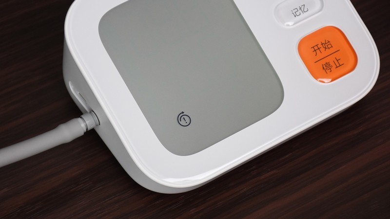 小米智能电子血压计：免绑袖带、大屏数显，送什么不如送健康