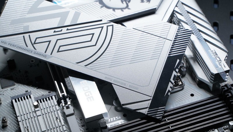 纯白战神来临 微星MPG Z890 EDGE TI WIFI主板开箱