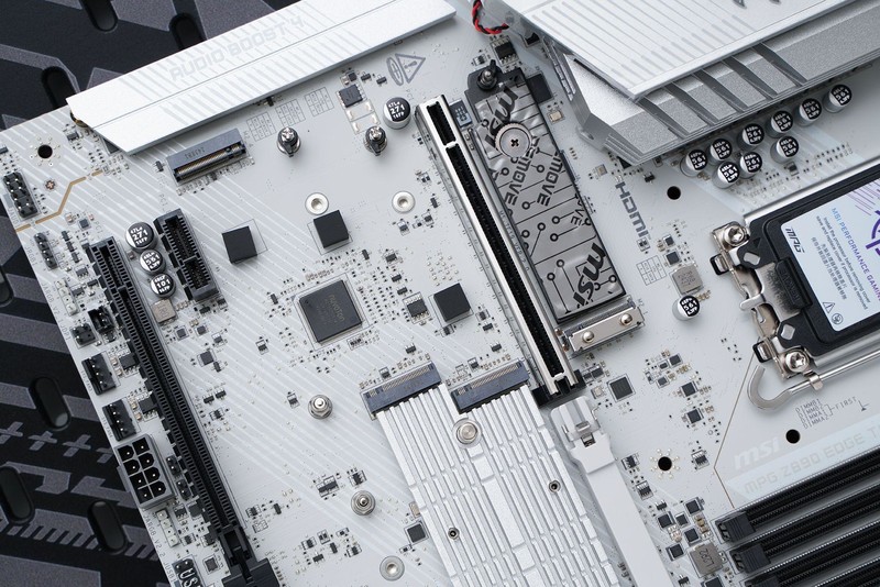 纯白战神来临 微星MPG Z890 EDGE TI WIFI主板开箱