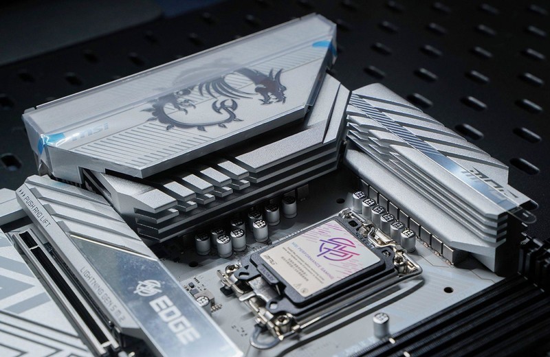 纯白战神来临 微星MPG Z890 EDGE TI WIFI主板开箱