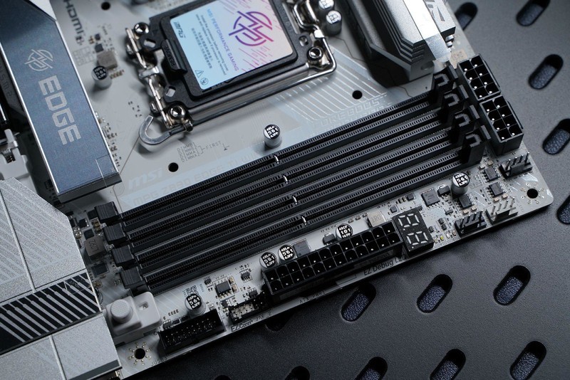 纯白战神来临 微星MPG Z890 EDGE TI WIFI主板开箱