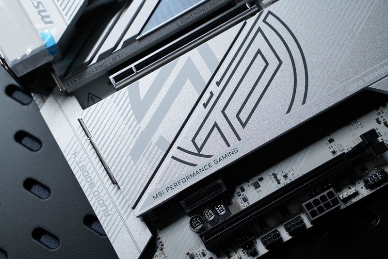 纯白战神来临 微星MPG Z890 EDGE TI WIFI主板开箱