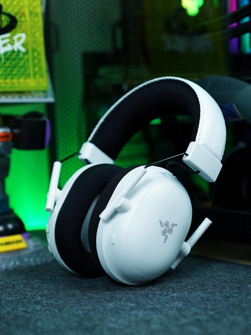 更低的延迟、更快的响应，雷蛇旋风黑鲨V2专业版无线游戏耳机体验