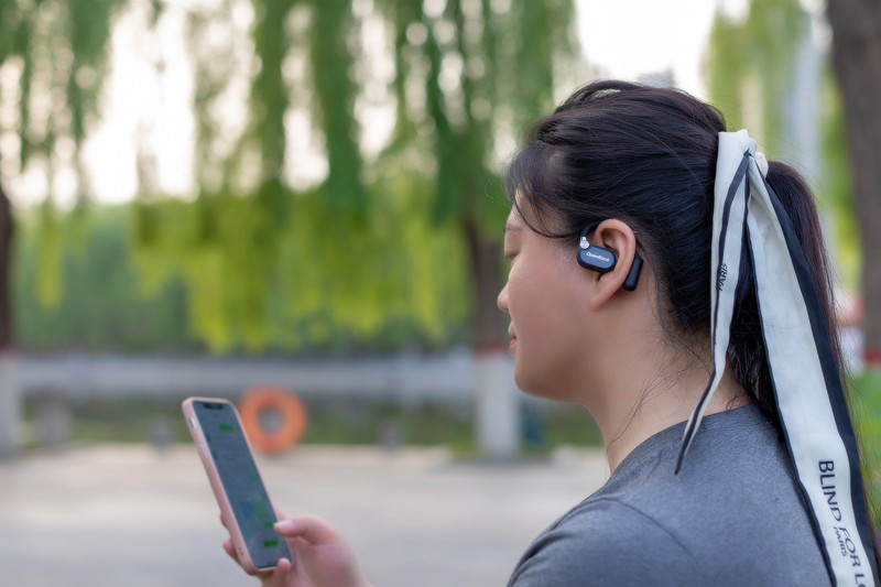 开放式耳机佩戴新体验，开石OpenRock X 双转轴设计久戴也舒适