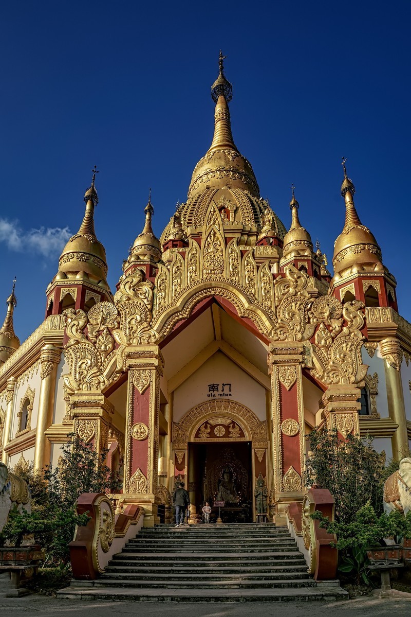 云南芒市 · 勐焕大金塔