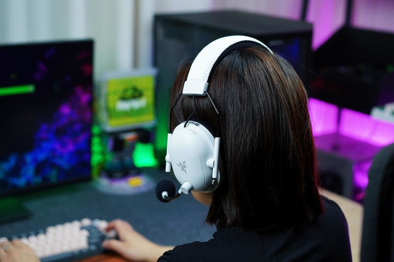 更低的延迟、更快的响应，雷蛇旋风黑鲨V2专业版无线游戏耳机体验