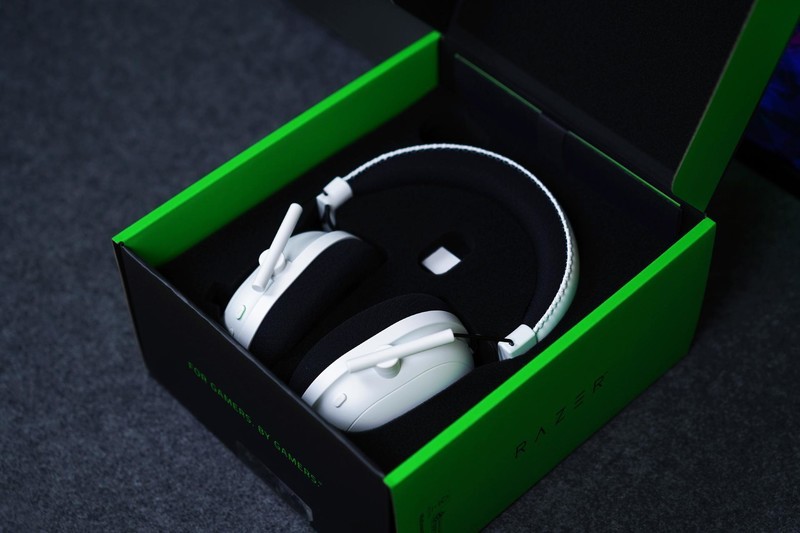 更低的延迟、更快的响应，雷蛇旋风黑鲨V2专业版无线游戏耳机体验