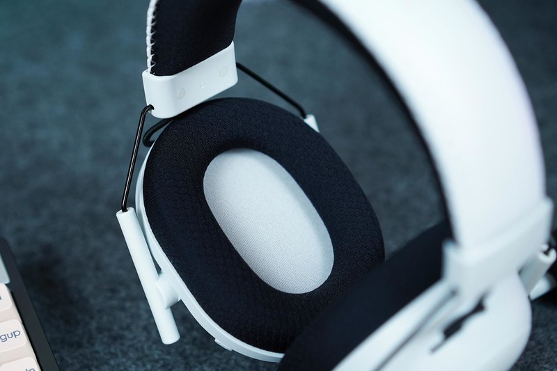 更低的延迟、更快的响应，雷蛇旋风黑鲨V2专业版无线游戏耳机体验