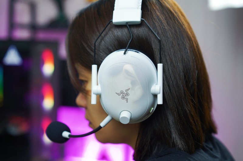 更低的延迟、更快的响应，雷蛇旋风黑鲨V2专业版无线游戏耳机体验