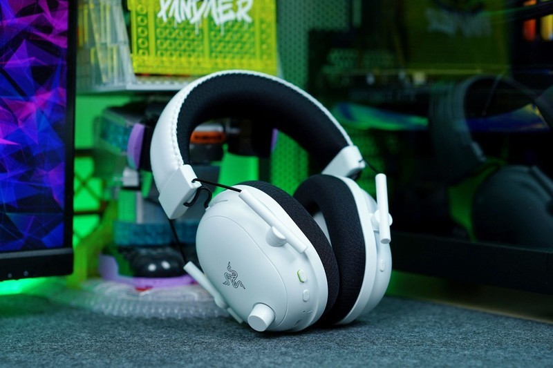 更低的延迟、更快的响应，雷蛇旋风黑鲨V2专业版无线游戏耳机体验