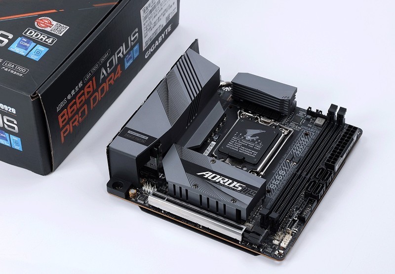 回家过年也要爽玩3A大作，将3080显卡塞进闪鳞S400小机箱攒个便携小钢炮主机