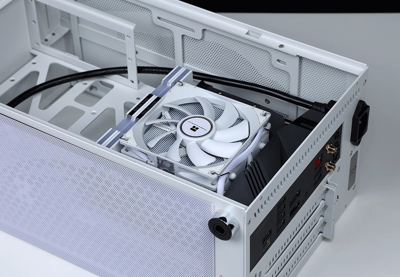 回家过年也要爽玩3A大作，将3080显卡塞进闪鳞S400小机箱攒个便携小钢炮主机