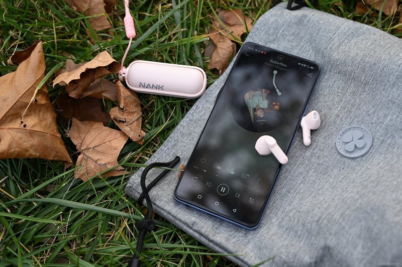 设计有趣的轻巧真无线，体积小续航长，小音舱上手