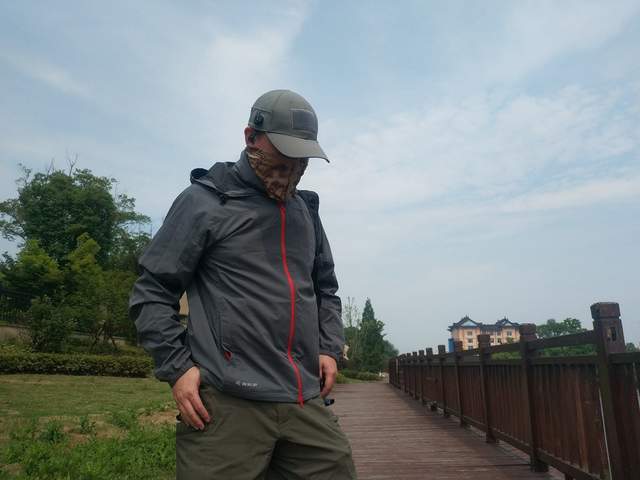 国内现在真的是卷过分了，防晒服都按不住了，开始卷遮热了