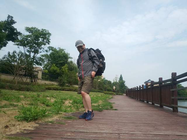 国内现在真的是卷过分了，防晒服都按不住了，开始卷遮热了