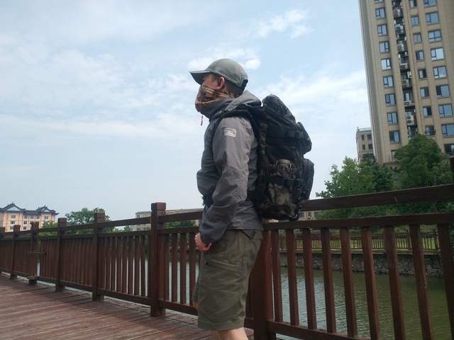 国内现在真的是卷过分了，防晒服都按不住了，开始卷遮热了