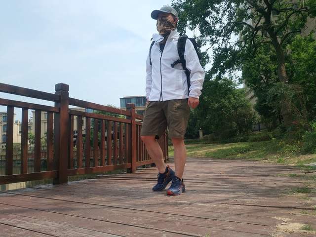 国内现在真的是卷过分了，防晒服都按不住了，开始卷遮热了