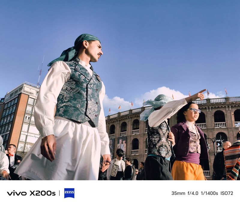 vivo X200s果味直屏王者，影像小灭霸能否挑战苹果？