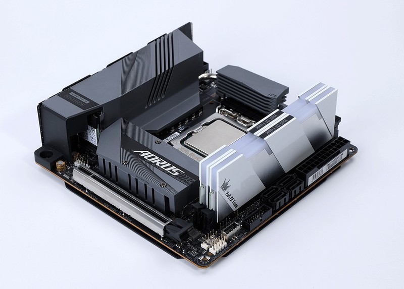 回家过年也要爽玩3A大作，将3080显卡塞进闪鳞S400小机箱攒个便携小钢炮主机