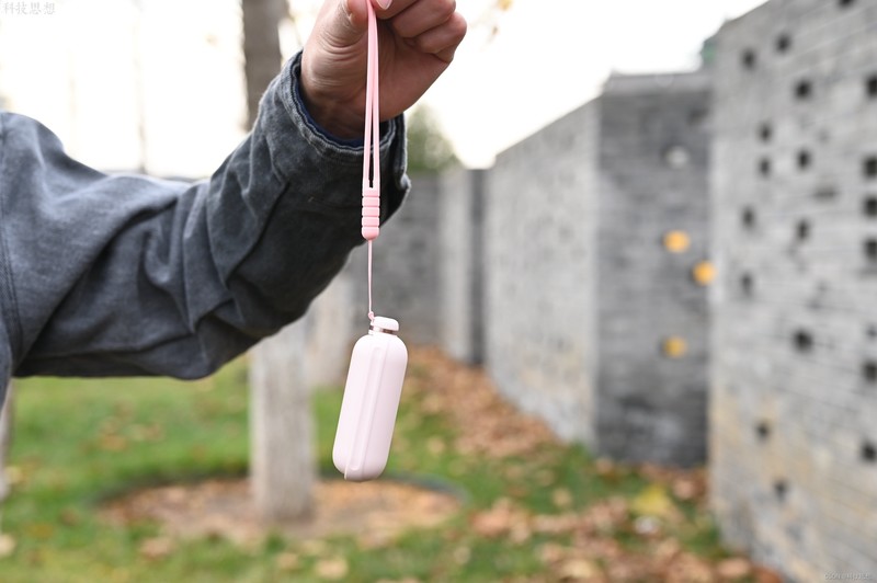 设计有趣的轻巧真无线，体积小续航长，小音舱上手