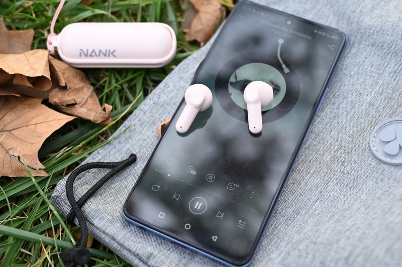 设计有趣的轻巧真无线，体积小续航长，小音舱上手