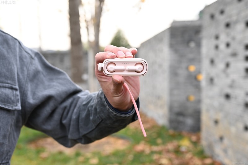 设计有趣的轻巧真无线，体积小续航长，小音舱上手